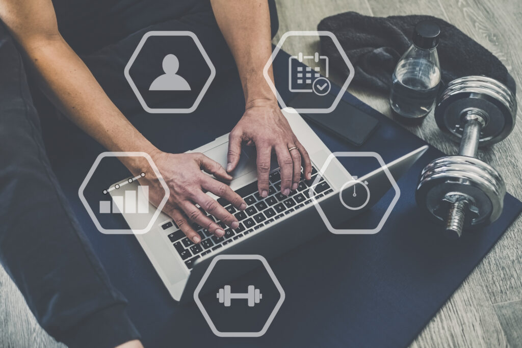 Formazione, istruzione e leadership culturale man planning gym workout with laptop and smartphone. watch onlin